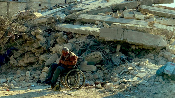 بملامحه حرقة.. مسن سوري ينتظر صامتاً يومياً فوق الركام