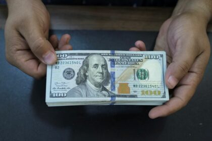 سعر الدولار مقابل الجنيه الاسترليني في البنوك الحكومية والخاصة اليوم الجمعة