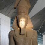 عمودي الشمس على وجه تمثال رمسيس الثاني في المتحف المصري الكبير .. صورة
