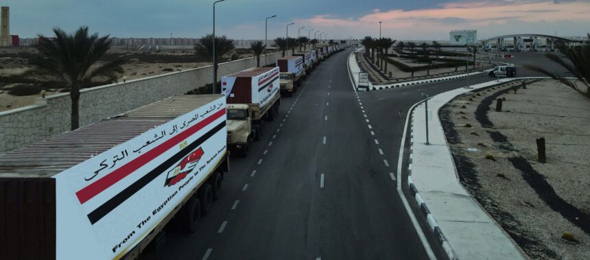 مصر تشحن مئات الأطنان من قوافل المساعدات إلى سوريا وتركيا