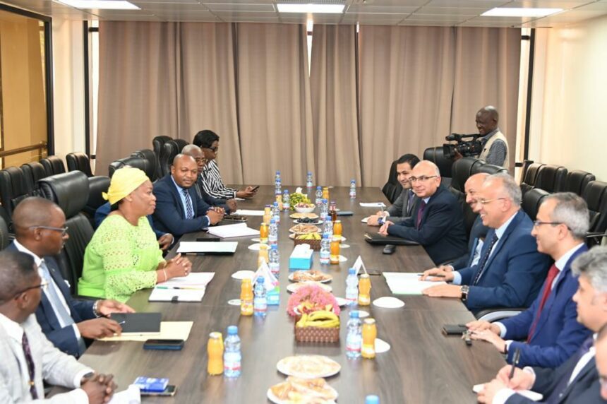 يجري وزير الري محادثات مع نائب رئيس وزراء جمهورية الكونغو الديمقراطية لتعزيز التعاون بين البلدين