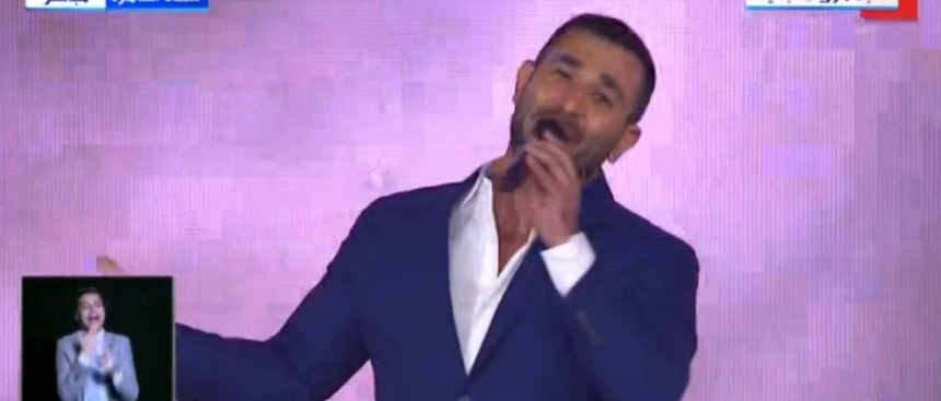 أحمد سعد يشعل احتفالية «كتف في كتف» بأغنية «إيه اليوم الحلو ده»