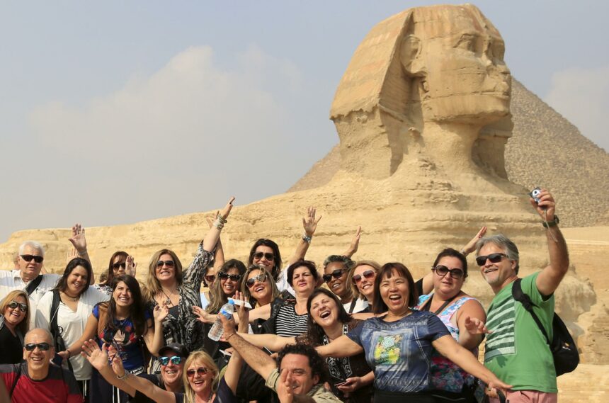 السياحة المصرية تنتعش ..الإيرادات تقفز 83% وزيادة أعداد السائحين بنسبة 37%