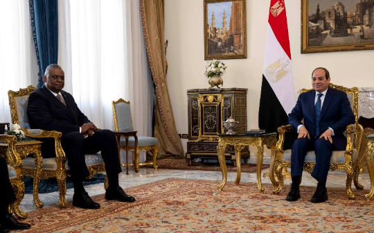 «الشراكة مع مصر قوية».. وزير الدفاع الأمريكي يعلق على لقائه بالرئيس السيسي