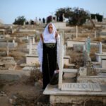 الشيخ الشحات العزازى يوضح حكم زيارة المقابر