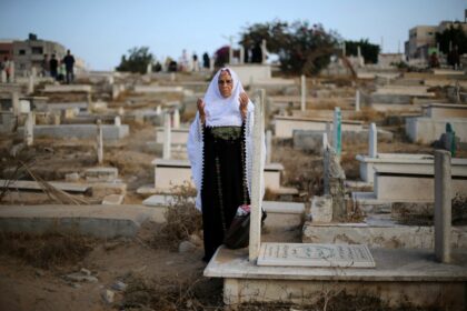 الشيخ الشحات العزازى يوضح حكم زيارة المقابر