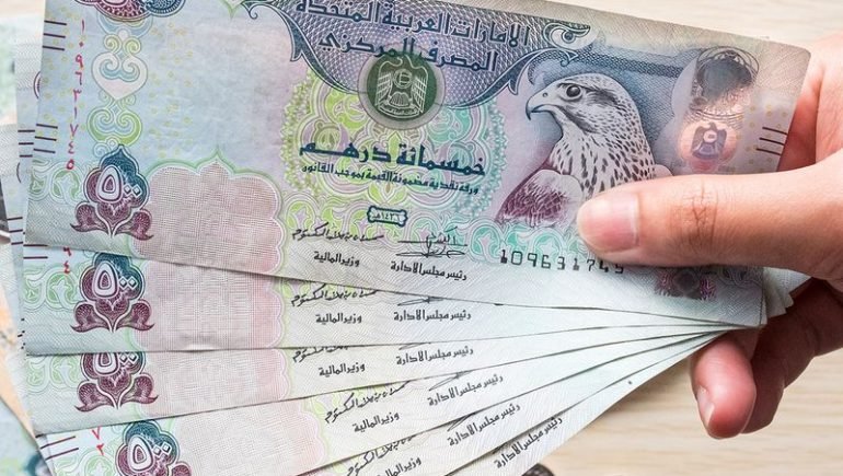 سعر الدرهم الإماراتي مقابل الجنيه الإسترليني في 10 بنوك اليوم الأحد