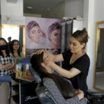 طالبان تحظر على النساء استخدام مستحضرات التجميل في صالونات الحلاقة