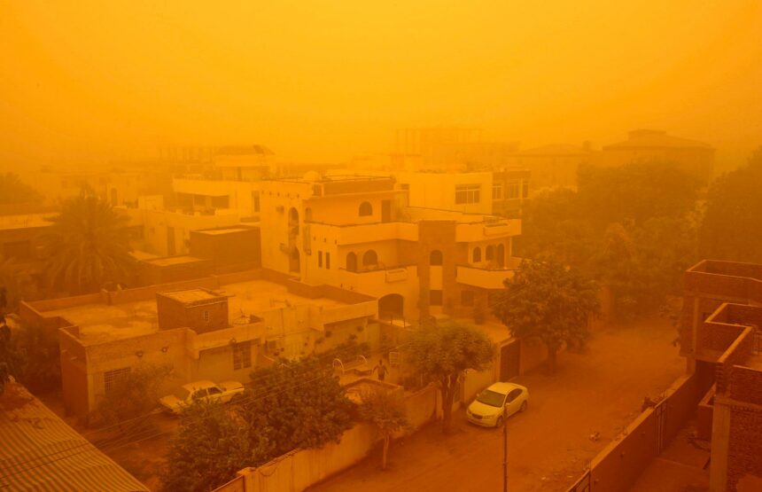 عاصفة رملية وكتل هوائية تضرب مصر.. الأرصاد توضح الحقيقة