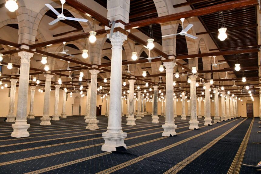 مسجد عمرو بن العاص في أبهى صورة استعدادا لأول صلاة تراويح.. الليلة