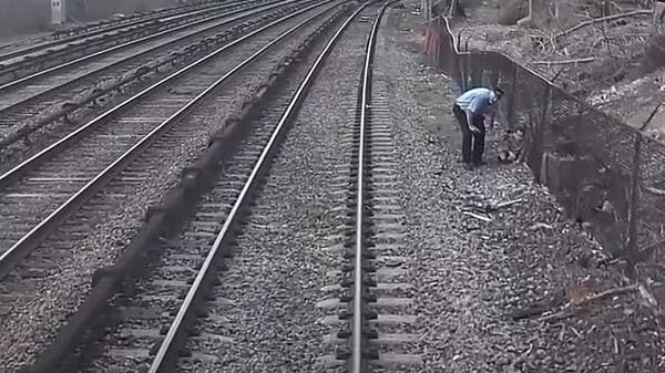 مشاهد مخيفة لطفل متوحد يتنقل على سكة حديد مكهربة.. بين القطارات