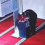 الكاميرا كشفته.. لص سرق أموال التبرعات من داخل المسجد ثم تظاهر بالصلاة!