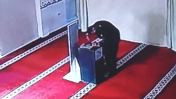 الكاميرا كشفته.. لص سرق أموال التبرعات من داخل المسجد ثم تظاهر بالصلاة!