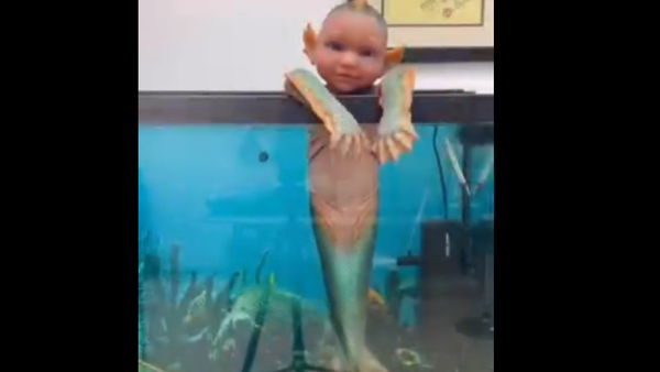 بوجه طفل باسم وجسم سمكة.. فيديو لمخلوق غريب يثير الريبة