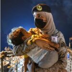 خطفت القلوب.. طفل يغفو بين أحضان مجندة سعودية استقبلته من السودان