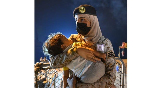 خطفت القلوب.. طفل يغفو بين أحضان مجندة سعودية استقبلته من السودان