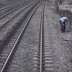 مشاهد مخيفة لطفل متوحد يتنقل على سكة حديد مكهربة.. بين القطارات