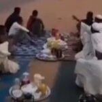 مشهد لا يصدق.. إفطار سوداني بالشارع على وقع الرصاص الحي