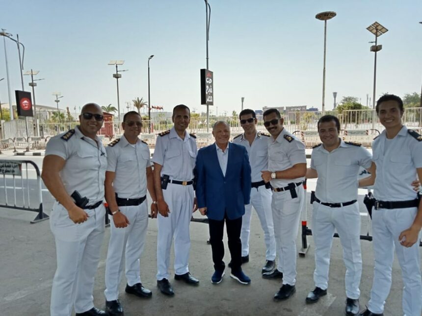 هاني أبو ريدة يلتقط صور تذكارية مع رجال الأمن المكلفين بتأمين بطولة كأس الأمم الإفريقية