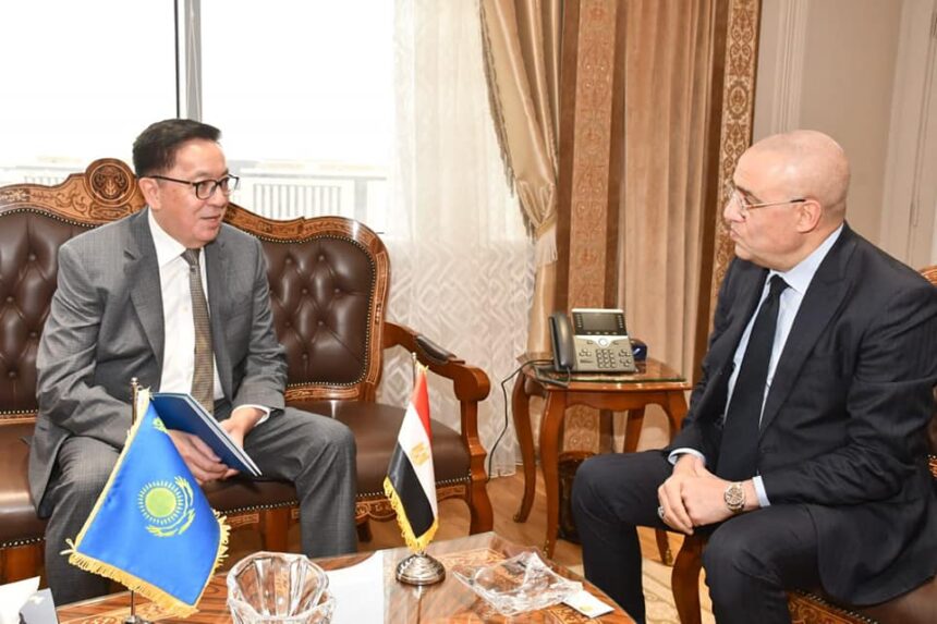 وزير الإسكان يعرض على سفير كازاخستان التجربة العمرانية المصرية
