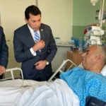 وزير الرياضة يزور محمود بكري في المستشفى للاطمئنان على حالته