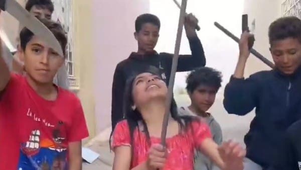 أطفال يلوحون بالسيوف.. فيديو يثير عاصفة غضب في تونس