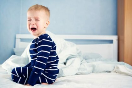 سبب بكاء الطفل أثناء النوم عمر خمس سنوات%
