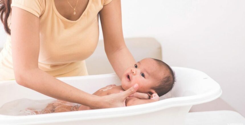متى يجب استحمام الطفل حديث الولادة