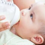 كمية الحليب الصناعي المناسبة للطفل الرضيع ما هي؟